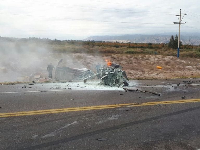 Los autos se incendiaron y fueron apagados por los Bomberos.