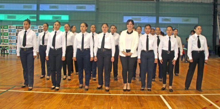 Jessica Ayala durante el acto de ingreso de nuevos efectivos a la fuerza provincial (http://comunicacion.chaco.gov.ar).