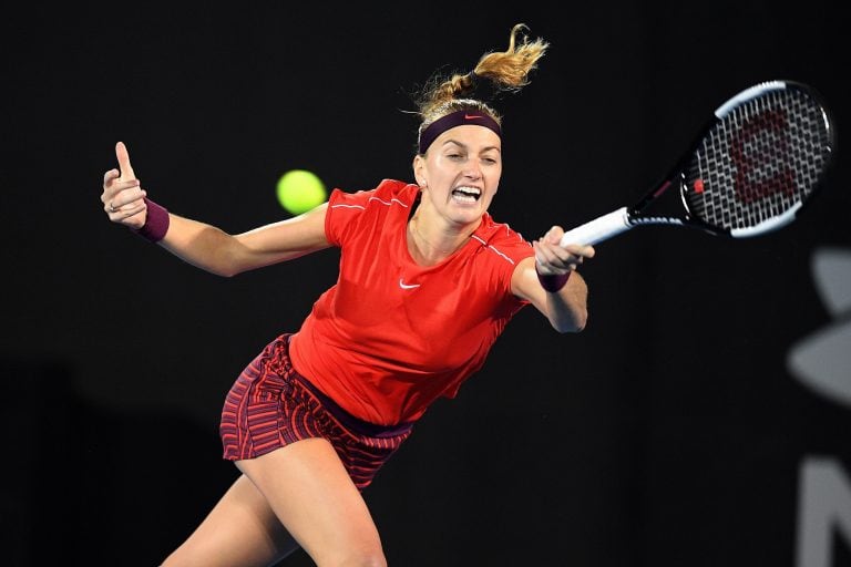 La tenista checa Petra Kvitova devuelve la bola a la alemana Angelique Kerber durante el partido de cuartos de final que enfrentó a ambas en el torneo de Sídney. EFE/ Dan Himbrechts