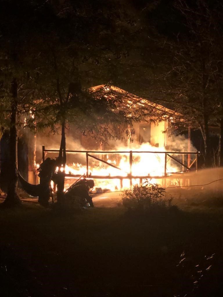 Desde el pasado viernes se sucedieron hechos de similares características que concluyeron con res casas incendiadas y también una casilla que era habitada por una persona.