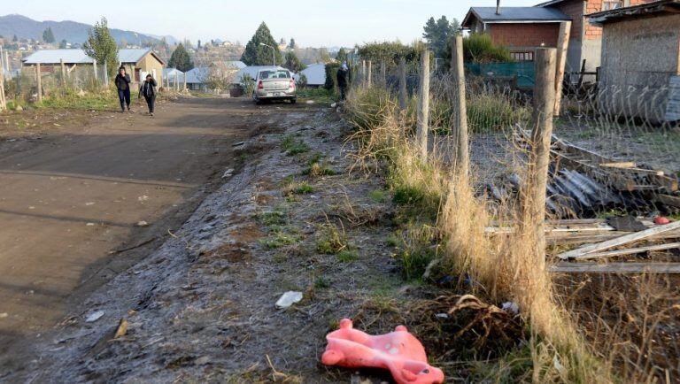 El hallazgo del bebé sin vida se produjo en un patio en la zona Este de Bariloche. (Foto: Alfredo Leiva)