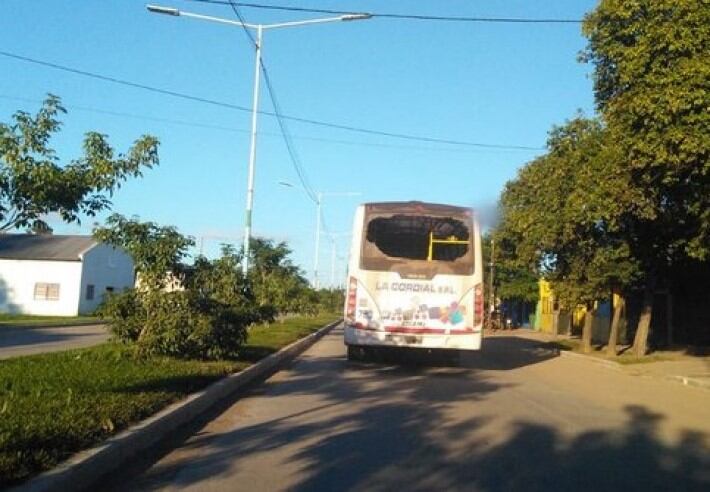 Suspendieron el servicio de colectivos por ataques a las unidades.