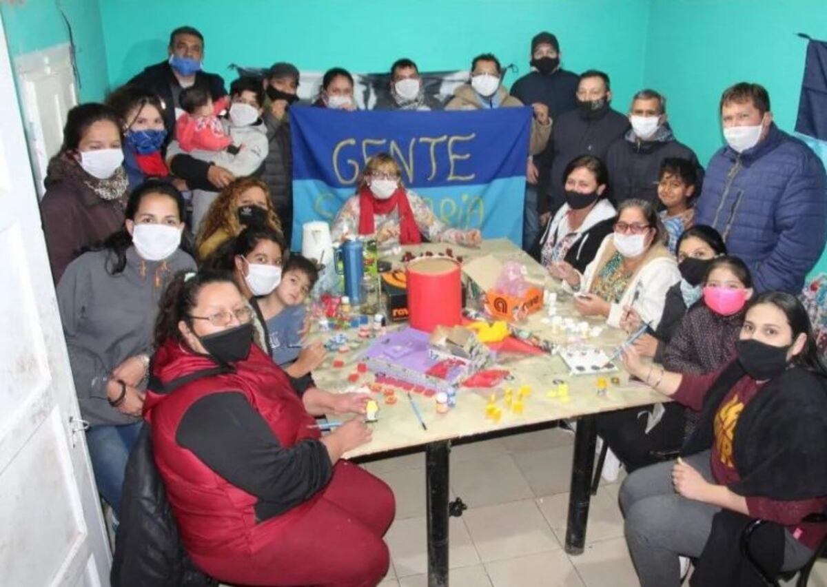 Hacen juguetes con materiales reciclables y se los regalan a familias humildes