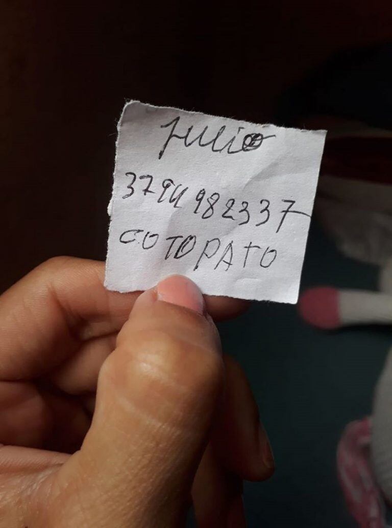 Armó su tarjeta a mano y salió a pedir trabajo.