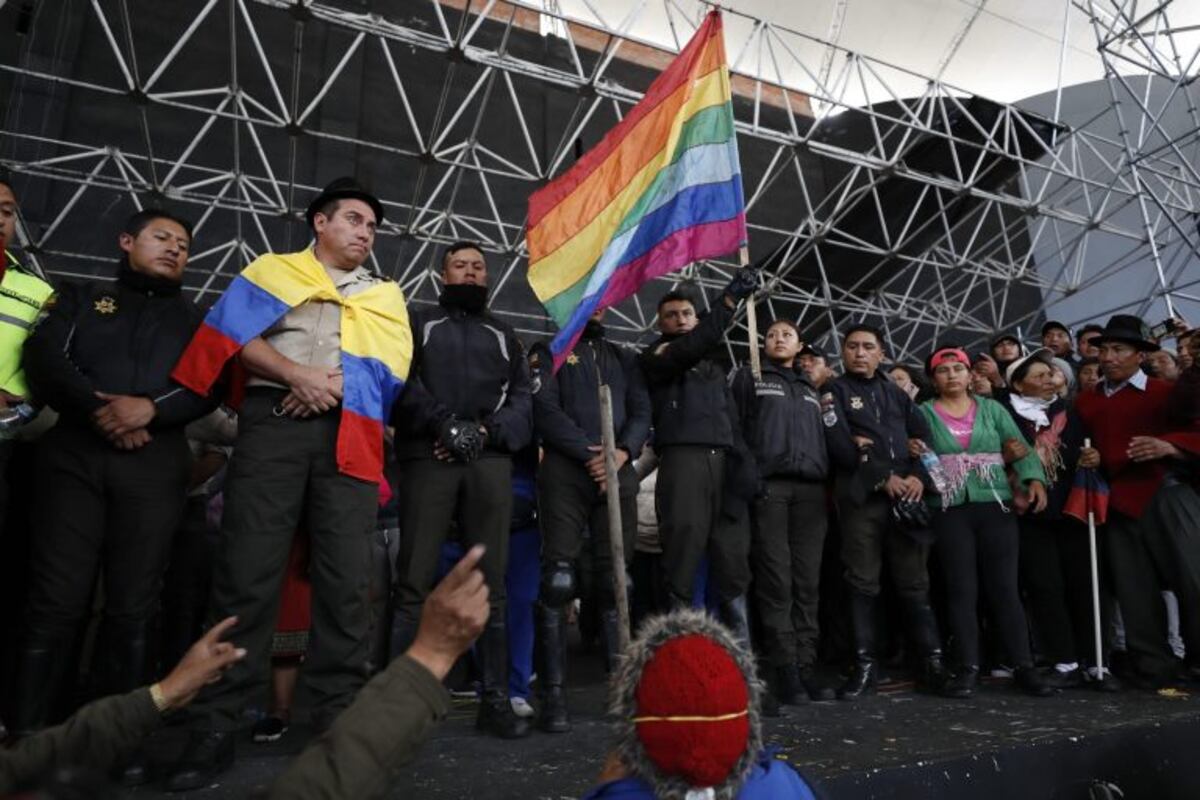 Ecuador: manifestantes tomaron de rehenes a policías en la Casa de la Cultura en Quito