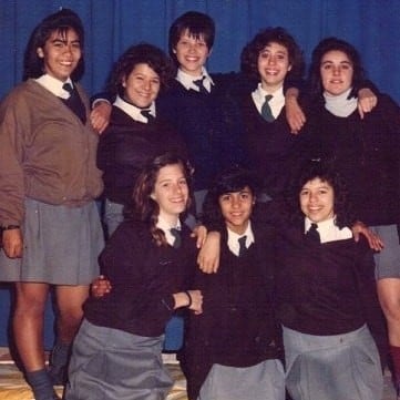 De izq. a der. Nazarena Vélez es tercera joven de las de arriba. En esa foto tenía 14 años y estaba junto a sus compañeras de colegio (Instagram/ nazarenavelez)