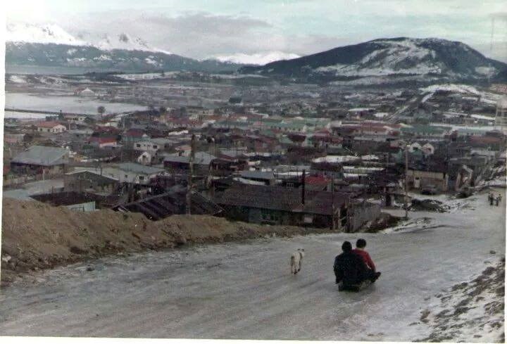 Pasado y presente de Ushuaia.
Fotos: Vía Ushuaia - Archivo histórico Municipalidad de Ushuaia.