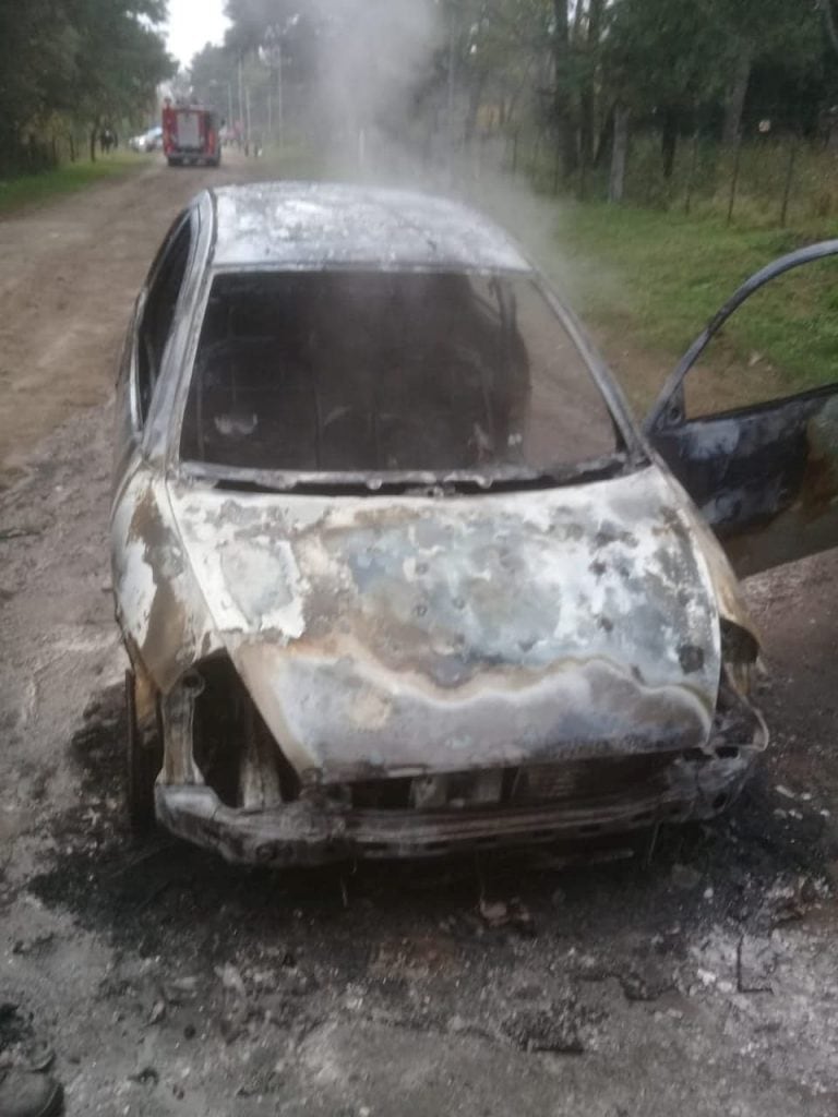 Vehículo consumido por el fuego en Falda del Carmen.