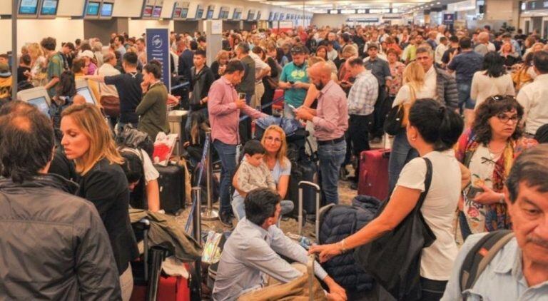 Aeropuerto de El Calafate un día después de la asamblea del martes 12/11/19 que generó demoras y cancelaciones en todo el país 
Mas de 750 personas varadas.