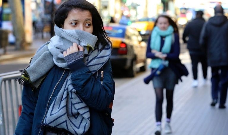 El día amaneció frío en la ciudad.