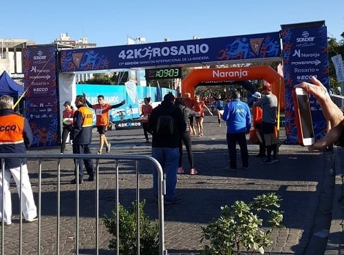 La Maratón Internacional de la Bandera se corre este domingo en la ciudad. (42KRosario)