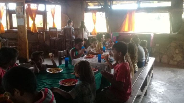 Chicos comiendo en el Centro Cultural Mercedes Sosa de Villa del Prado