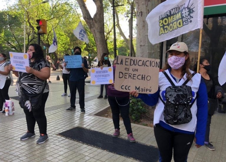 Manifestaciones de docentes en pleno centro menedocino.