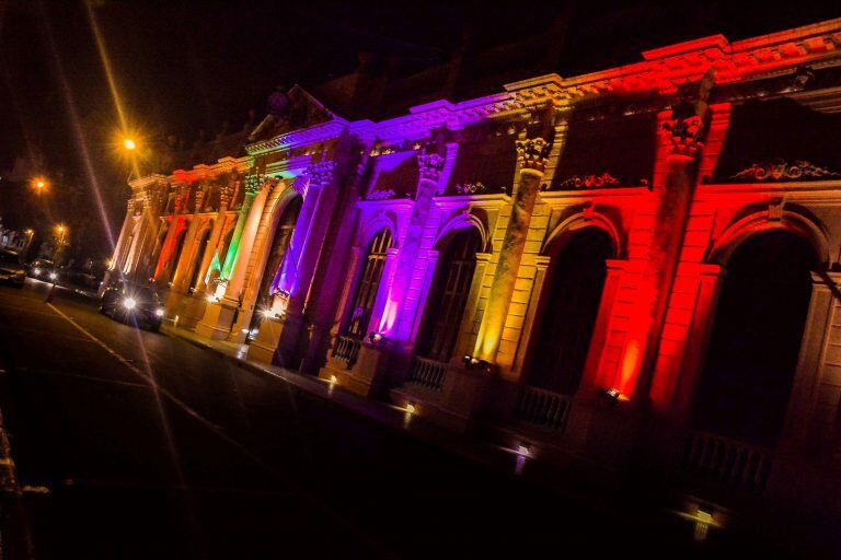 Se iluminó la Casa de Gobierno en conmemoración del Día Internacional del Orgullo LGBTIQ+