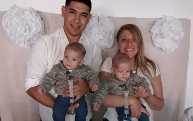 Milo y Jano con sus padres (Foto: Facebook)