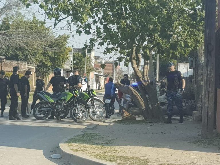 Operativo policial dejó 25 demorados y un detenido.