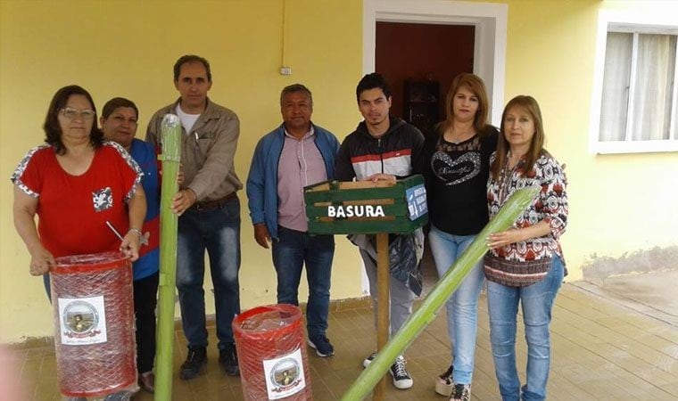 El Intendente entregó cajones de manzana pintados para ser usados como cestos de basura