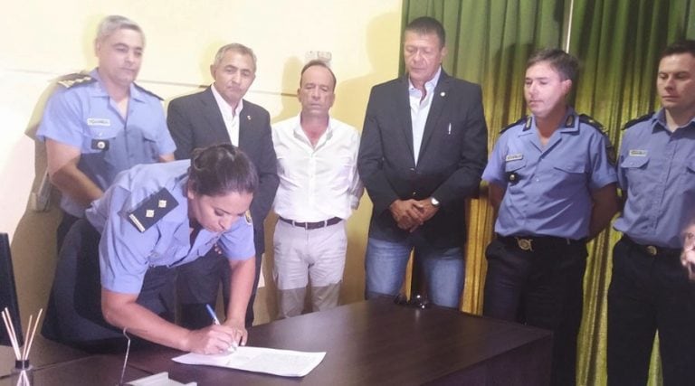 El momento de la firma del acta de asunción (Vía Santa Rosa)