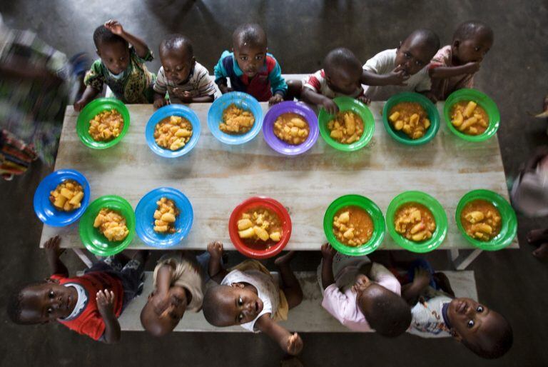 REUTERS - Finbarr O'Reilly - Chicos comiendo en comedor