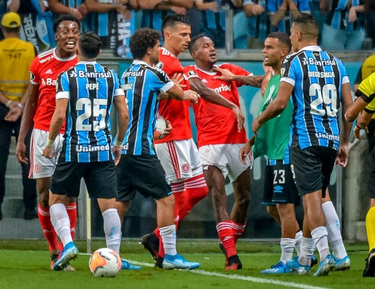 Tumulto en el partido entre Gremio e Inter. (SILVIO AVILA / AFP)