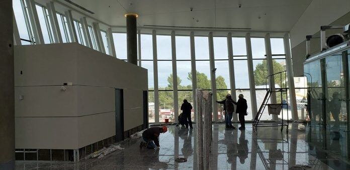 Hubo una filtración de agua de lluvia en algunos mostradores de check-in, a través del ducto de aire acondicionado