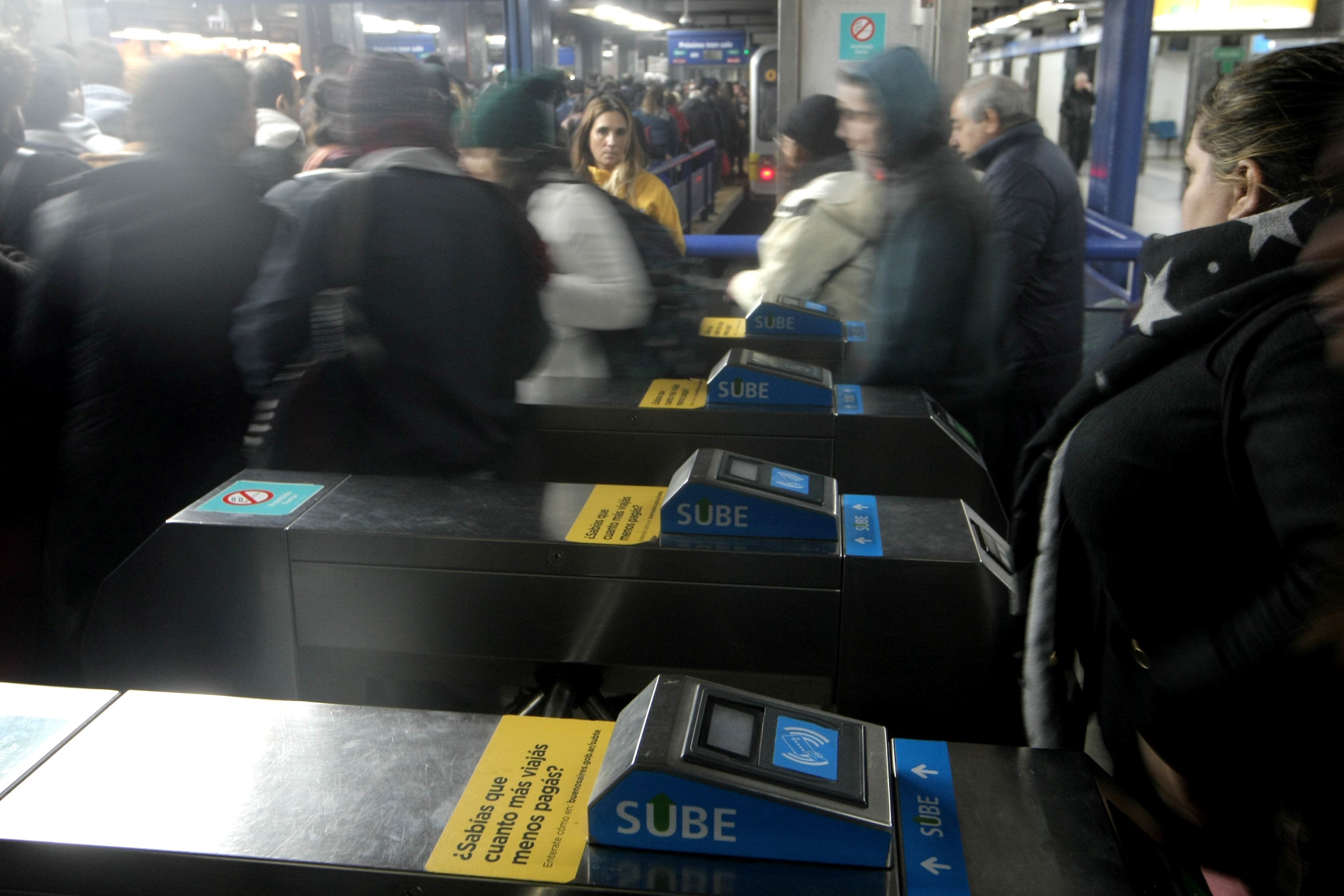 DYN04, BUENOS AIRES, 14/06/2016, LIBERARON LOS MOLINETES DE LOS SUBTES DE LA LINEA C COMO PROTESTA GREMIAL. FOTO:DYN/PABLO MOLINA. buenos aires  liberan los molinetes de la linea c de subtes protesta reclamo de trabajadores de subterraneos reclamo gremial contra la instalación de terminales automaticas para la recarga de la tarjeta SUBE