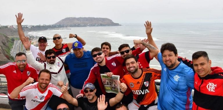 Hinchas de River en Lima (Foto:Clarín/Marcelo Carroll)