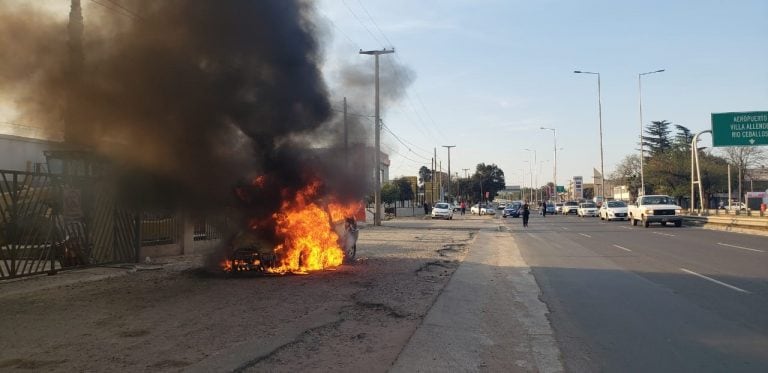 Camioneta incendiada.