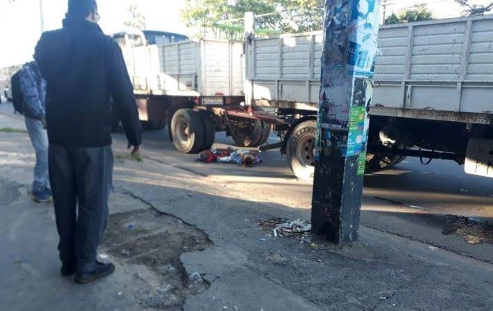 Una mujer perdió una pierna al ser empujada bajo un camión. (Foto: Época)