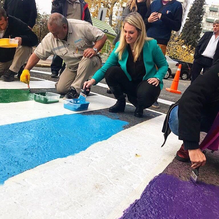 Concejales repintaron la bandera de la diversidad