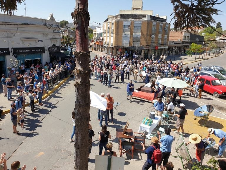 Gastronómicos y hoteleros de La Cumbre sacaron mesas y camas a la calle en contra de las restricciones. (Foto: gentileza Claudia Cepeda).