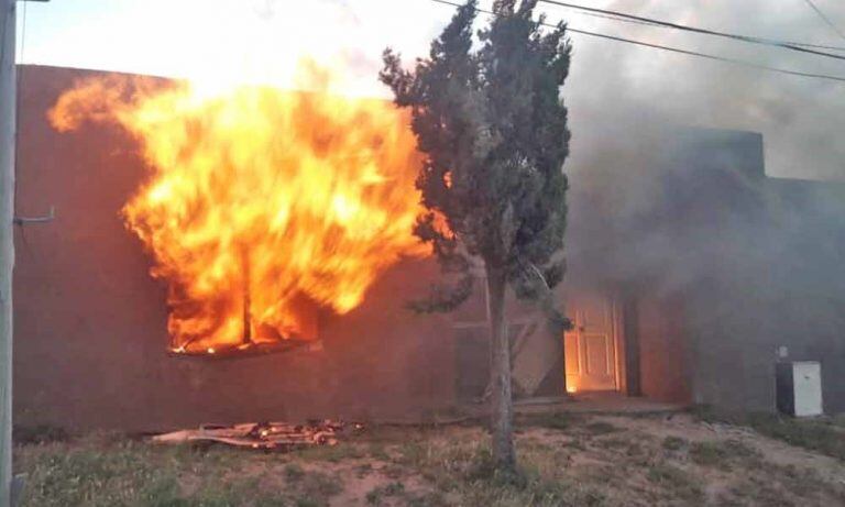 Fuerte incendio en una vivienda en el barrio 12 de Octubre