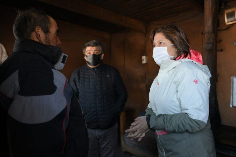 Arabela Carreras junto a trabajadores rurales de Río Negro (web).