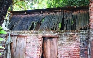 El sujeto se ve obligado a subsistir en una humilde vivienda sin techo, durmiendo sobre el suelo y padeciendo la lluvia.