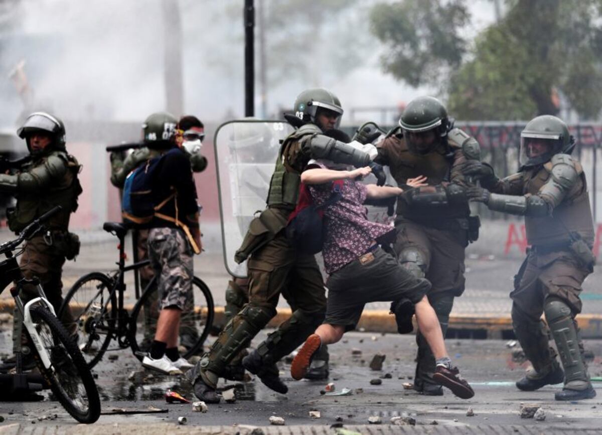 Los impactantes videos que muestran la brutalidad policial en las calles de Chile