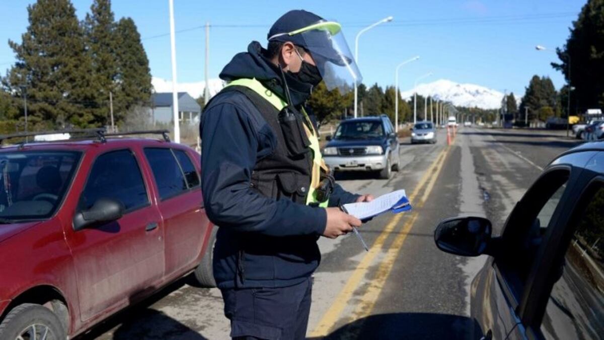 Aumentan los controles policiales en Bariloche tras el brote de casos de coronavirus