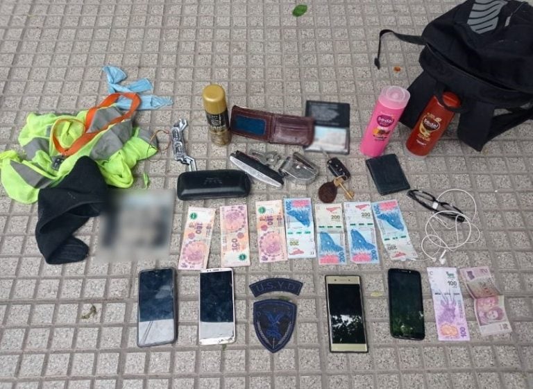 Los motochorros tenían cuatro celulares en su poder. (Twitter/@NPolicialesBA)