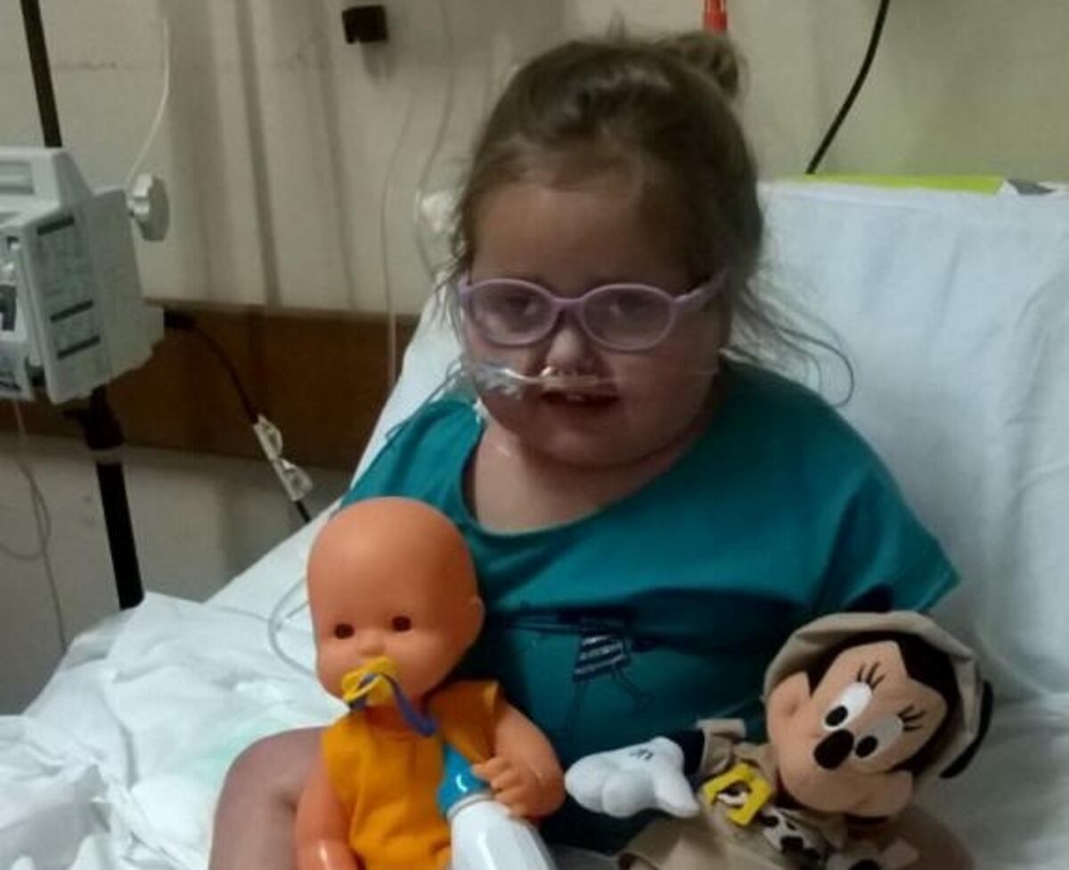 Niña de Maipú sufre una extraña obesidad y necesita $120 mil por mes para vivir