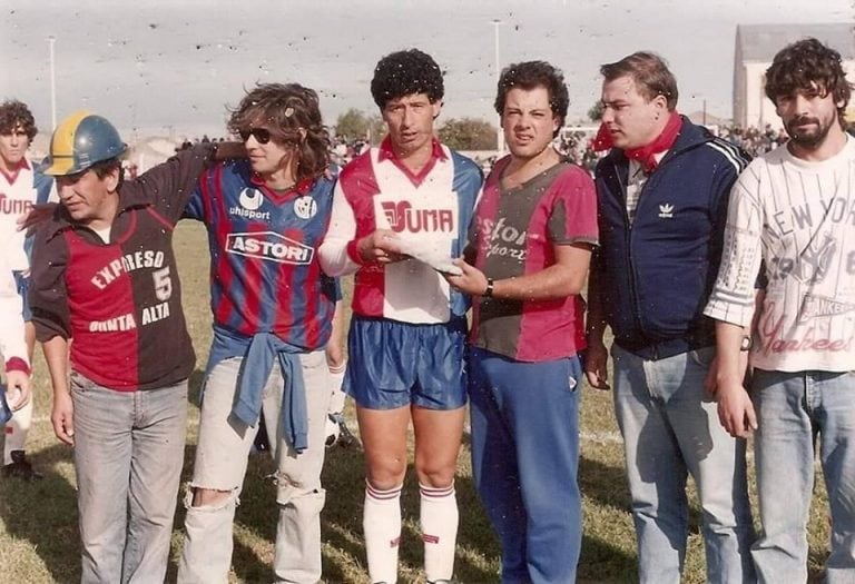 Luis Luna reconocido por hinchas de Sporting mientras jugaba en Rosario Puerto Belgrano