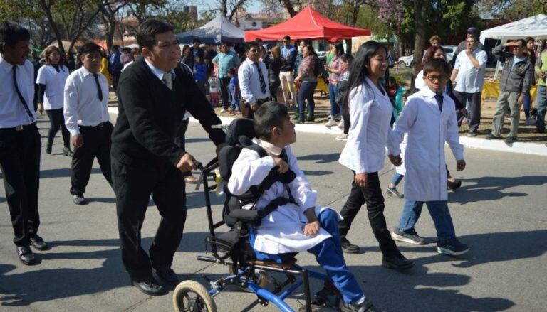 Delegaciones de escuelas e instituciones del departamento San Pedro recibieron el aplauso del público.