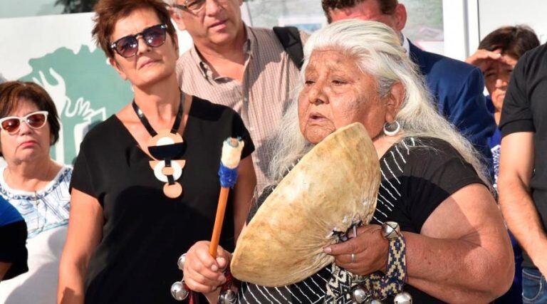 Una mujer ranquel tocando el cultrum ante la mirada de los presentes (APN)