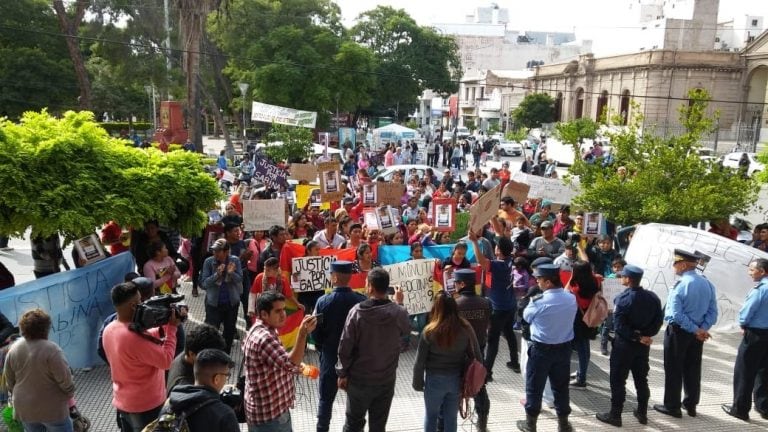 Durante la mañana de este martes se realizó otra movilización. La columna avanzó hacia el Juzgado de Violencia de Género y culminó frente a Casa de Gobierno