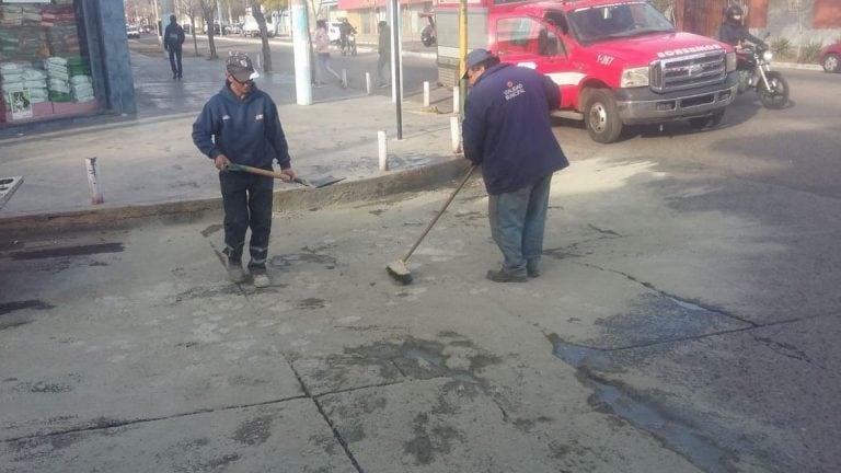 El aceite derramado provocó al menos que ocho motociclistas cayeran.