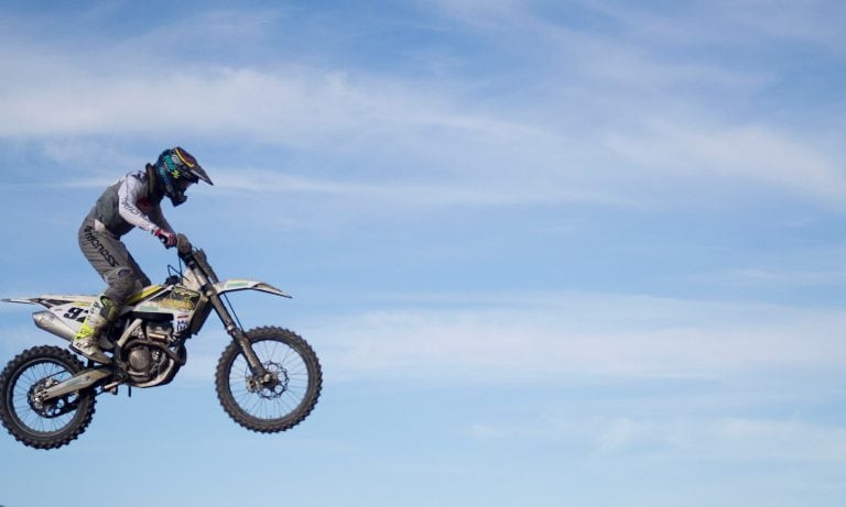 El espectáculo de las motos se vive también en el aire.