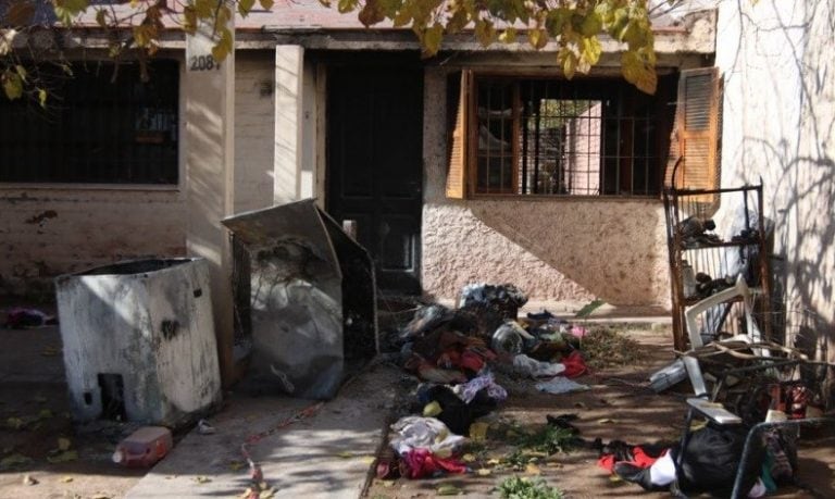 Así quedó la vivienda desde donde se salvaron del incendio los dos niños en Las Heras.