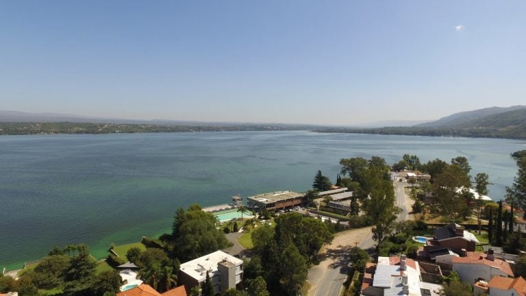 El lago San Roque visto desde Villa Carlos Paz. Marzo de 2020.