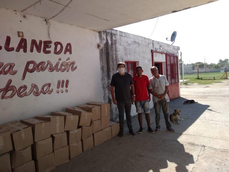 Los dirigentes de la entidad reparten módulos alimentarios y kit de limpiezas para un centenar de abuelos de la zona.