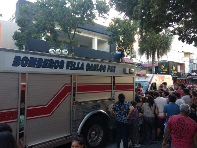 Bomberos recorriendo las calles de Carlos Paz