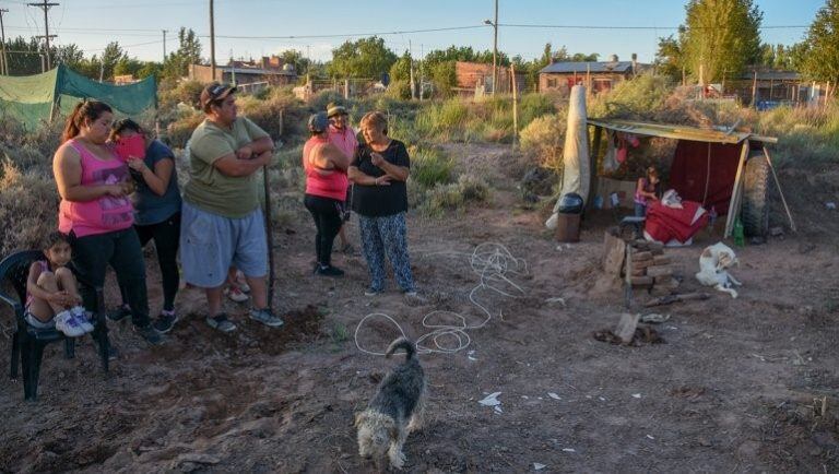 El asentamiento está vigilado por efectivos policiales (lmneuquén)