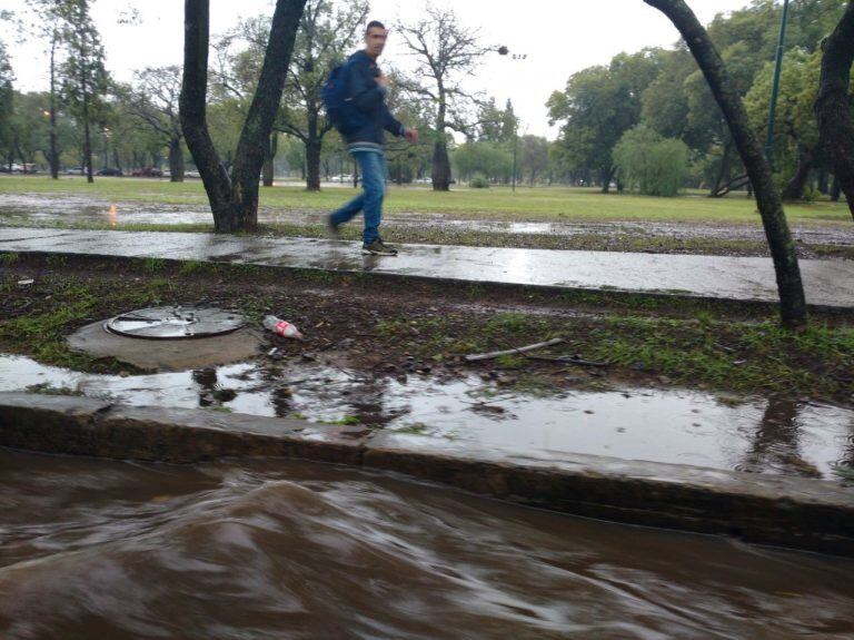 La lluvia comenzó a generar problemas en Córdoba, sobre todo en el tránsito por las calles de la ciudad.